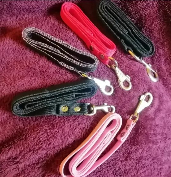 Correas y collares de cuero de colores