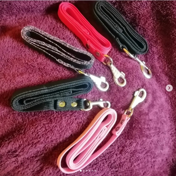 Correas y collares de cuero hechos a mano, en negro, rosado y gris